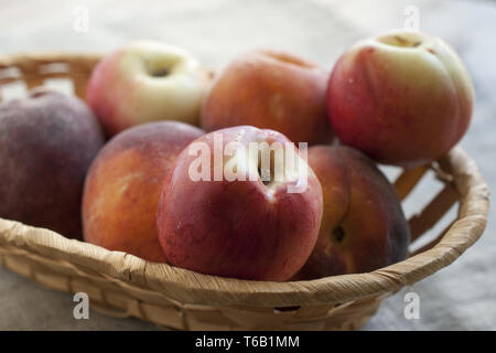 Pfirsiche in den Korb Stockfoto