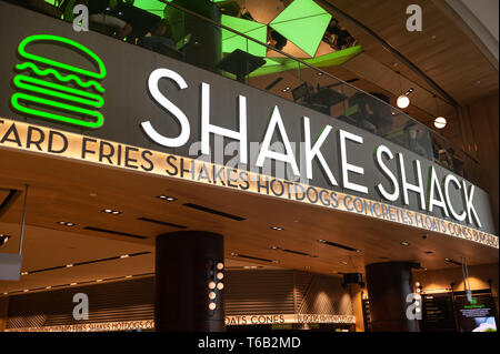 28.04.2019, Singapur, Republik Singapur, Asien - Der erste Fast-Food-Restaurant der Shake Shack Kette in Singapur in Juwel Changi Airport. Stockfoto