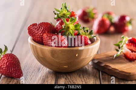 Saftige Erdbeeren gewaschen in Houten am Küchentisch Stockfoto