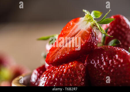 Saftige Erdbeeren gewaschen in Houten am Küchentisch Stockfoto