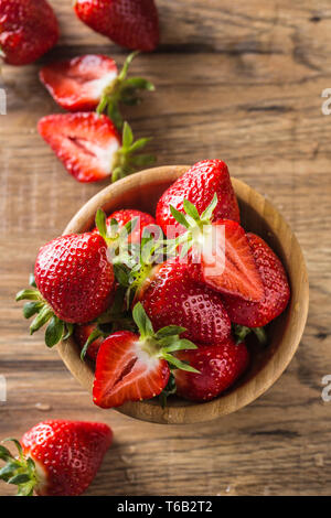 Saftige Erdbeeren gewaschen in Houten am Küchentisch Stockfoto