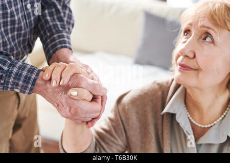 Helfen in der Not Stockfoto