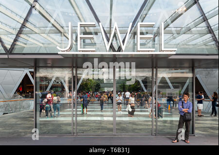 28.04.2019, Singapur, Republik Singapur, Asien - ein Mann wartet am Eingang des neuen Juwel Terminal am Flughafen Changi. Stockfoto