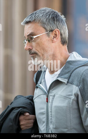 Simon Hayes-at Worcester Crown Court anreisen, aufgeladen mit Rechtsbeugung durch die Behauptung nicht die Identität des Amerikanischen Rentner Graf Roger Curry zu kennen. Stockfoto