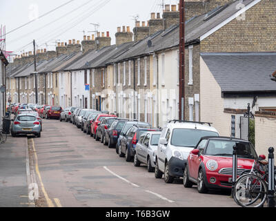 Ein Blick auf eine Straße in Cambridge Großbritannien mit Autos auf der Straße und Reihenhäuser in der Romsey Bereich Mühle Straße geparkt Stockfoto