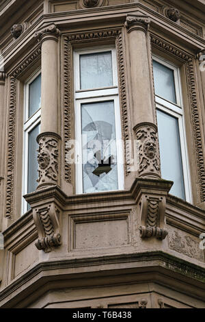 Zerstörte Fenster einer verlassenen Villa in Magdeburg. Stockfoto