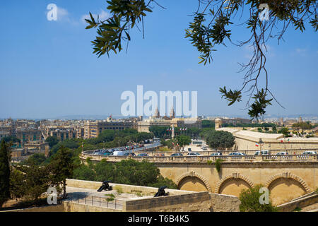 Die Ansicht von Floriana aus dem oberen Barrakka Gärten in Valletta Stockfoto