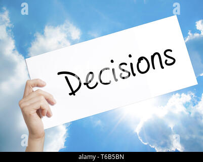 Entscheidungen Zeichen auf weißem Papier. Mann Hand, Papier mit Text. Auf Himmel Hintergrund isoliert Stockfoto