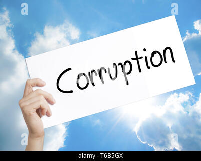 Korruption Zeichen auf weißem Papier. Mann Hand, Papier mit Text. Auf Himmel Hintergrund isoliert Stockfoto