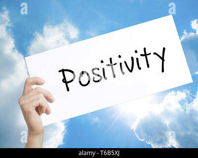 Positive Zeichen auf weißem Papier. Mann Hand, Papier mit Text. Auf Himmel Hintergrund isoliert Stockfoto