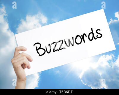 Schlagworte Zeichen auf weißem Papier. Mann Hand, Papier mit Text. Auf Himmel Hintergrund isoliert Stockfoto