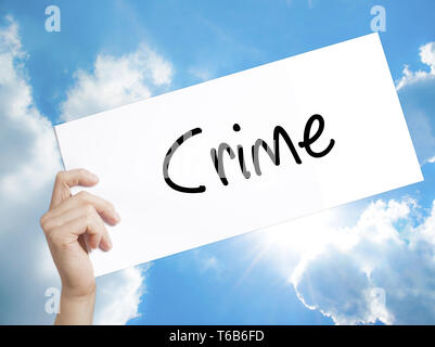 Kriminalität Zeichen auf weißem Papier. Mann Hand, Papier mit Text. Auf Himmel Hintergrund isoliert Stockfoto