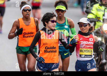 Misato Michishita aus Japan beim Virgin Money London Marathon 2019 in der Nähe der Tower Bridge, London, Großbritannien. T11 T12 Gewinner Stockfoto