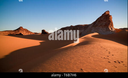 Antenne Panoramablick auf die Landschaft in der Nähe von Boukkou See Gruppe von Ounianga Serir Seen bei Sonnenaufgang, Ennedi, Tschad Stockfoto