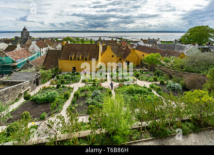 Folgende Sehenswürdigkeiten: Culross Palace in NTS Stadt der Royal Burgh der folgende Sehenswürdigkeiten: Culross in Fife Schottland Großbritannien mit hinteren Garten Stockfoto