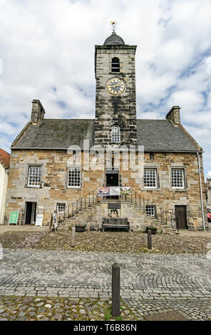 Folgende Sehenswürdigkeiten: Culross Town House Sandhaven mit Uhrturm in NTS Stadt der Royal Burgh der folgende Sehenswürdigkeiten: Culross Fife Schottland Großbritannien Stockfoto