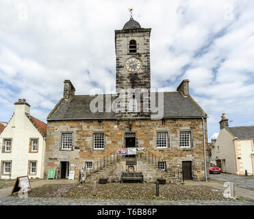 Folgende Sehenswürdigkeiten: Culross Town House Sandhaven mit Uhrturm in NTS Stadt der Royal Burgh der folgende Sehenswürdigkeiten: Culross Fife Schottland Großbritannien Stockfoto