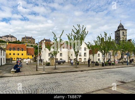 Blick auf den Platz mit folgende Sehenswürdigkeiten: Culross Palace links und das Town House in NTS Stadt der Royal Burgh der folgende Sehenswürdigkeiten: Culross Fife Schottland Großbritannien Stockfoto