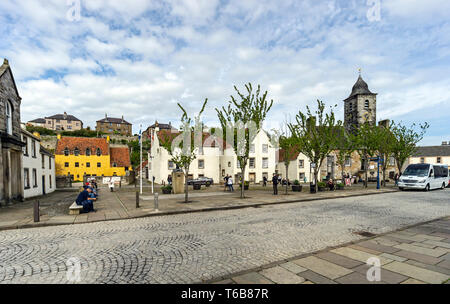 Blick auf den Platz mit folgende Sehenswürdigkeiten: Culross Palace links und das Town House in NTS Stadt der Royal Burgh der folgende Sehenswürdigkeiten: Culross Fife Schottland Großbritannien Stockfoto