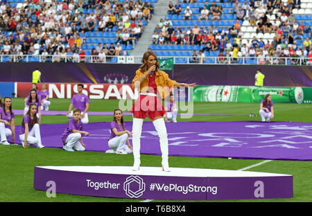 Ukrainische Sängerin Tayanna führt auf der Bühne während der Eröffnungsfeier der UEFA Women's Champions League Finale 2018 Stockfoto