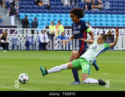 Kiew, Ukraine - 24. MAI 2018: Wendie Renard von Olympique Lyonnais kämpft für eine Kugel mit Ewa Pajor des VFL Wolfsburg beim Meister der UEFA Frauen Stockfoto