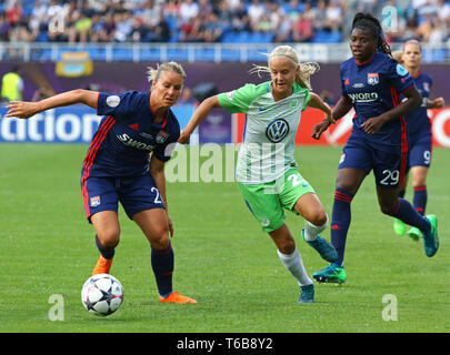 Kiew, Ukraine - 24. MAI 2018: Amandine Henry von Olympique Lyonnais (L) kämpft für eine Kugel mit Pernille Harder vom VFL Wolfsburg, während ihre UEFA Frauen Stockfoto