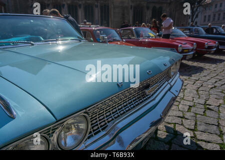 Braunschweig, Deutschland, 7. April, 2019: Vordere Teil des Ford Galaxy 500 Cabrio mit Türkis Motorhaube und Kühlergrill chrom Stockfoto