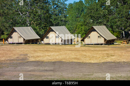 OTENTik camping Zelte am Fort Rodd Hill National Historic Site in Colwood, BC (in der Nähe von Victoria) Kanada Stockfoto