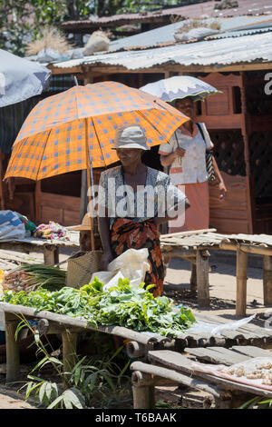 Madagassischen Völker am Marktplatz in Madagaskar Stockfoto