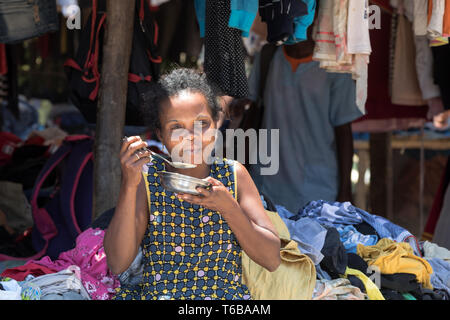 Madagassischen Völker am Marktplatz in Madagaskar Stockfoto