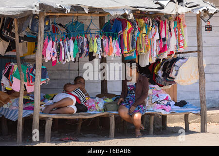 Madagassischen Völker am Marktplatz in Madagaskar Stockfoto