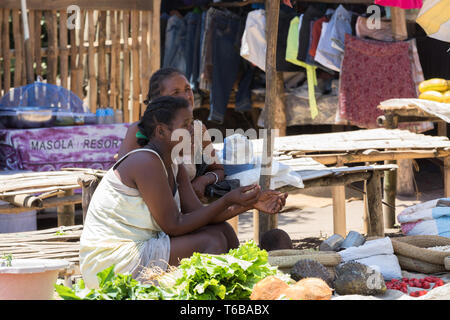 Madagassischen Völker am Marktplatz in Madagaskar Stockfoto