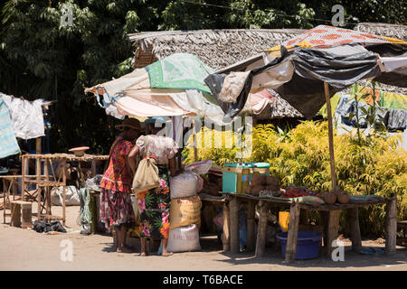 Madagassischen Völker am Marktplatz in Madagaskar Stockfoto