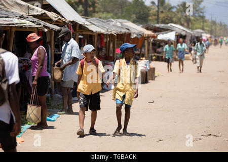 Madagassischen Völker am Marktplatz in Madagaskar Stockfoto