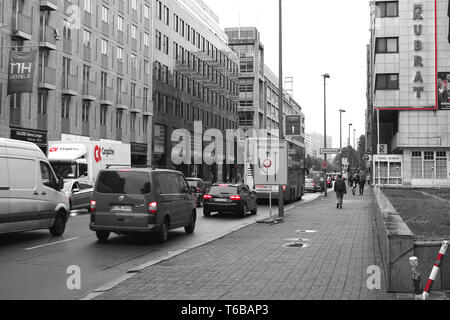 Straßenszene in der Leipziger Straße in Berlin. Stockfoto