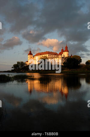 Lacko Schloss/Läckö Slott bei Dämmerung - eine mittelalterliche barocke Schloss in Schweden, auf der Insel Kållandsö am Vänernsee February entfernt. Stockfoto