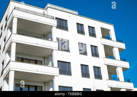 Detail eines weißen moderne Townhouses gesehen in Berlin, Deutschland Stockfoto