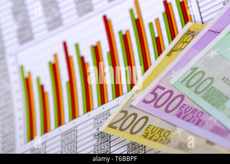 Diagramm der Austausch und die Börse zeigt Erfolg mit Euro-banknoten Stockfoto