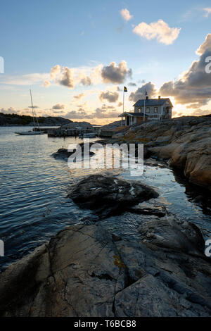 Ein einsamer Sommerhaus an der schwedischen Küste bei Marstrand Schweden an der felsigen Küste Bohuslan bei Sonnenuntergang. Stockfoto