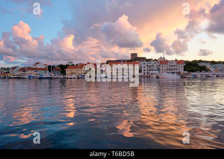 Marstrand Town Waterfront und Insel bei Sonnenuntergang in Kungälv/Gemeinde, Västra Götaland Grafschaft Bohuslan Küste Schweden Stockfoto