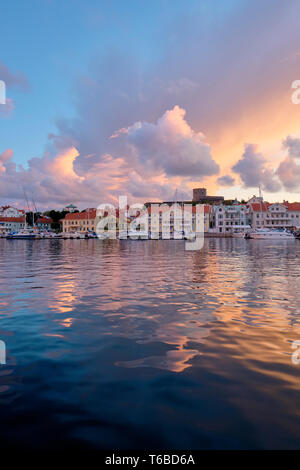 Die Inselstadt Waterfront von Marstrand und Carlstens Festung bei Sonnenuntergang in Kungälv Gemeinde, Västra Götaland County an der Bohuslan Küste Schweden Stockfoto