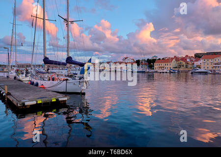 Marstrand Hafen, die Stadt und die Insel bei Sonnenuntergang in Kungälv/Gemeinde, Västra Götaland Grafschaft Bohuslan Küste Schweden Stockfoto