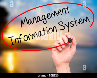 Mann Hand schreiben Management Information System mit schwarzem Marker auf visuelle Bildschirm. Stockfoto