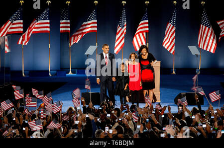 Präsidentschaftskandidaten Senator Barack Obama und seine Frau Michelle und Töchter Malia und Sasha auf der Bühne auf Hutchinson Feld im Grant Park in Chicago, nach dem Senator gewählt, der nächste Präsident der Vereinigten Staaten Stockfoto