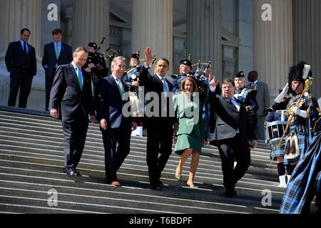 Sprecher Nancy Pelosi und 44. Präsident der Vereinigten Staaten, Barack Obama, melden sie an der Treppe des US Capitol am St. Patricks Day nach der Befestigung des Obamacare Rechnung. Stockfoto