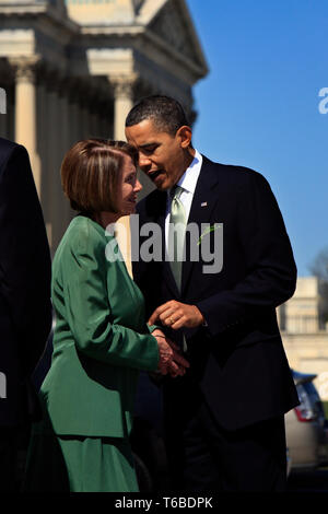 Sprecher Nancy Pelosi und 44. Präsident der Vereinigten Staaten, Barack Obama, melden sie an der Treppe des US Capitol am St. Patricks Day nach der Befestigung des Obamacare Rechnung. Stockfoto