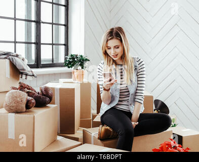 Mädchen bewegt sich zum neuen Haus Stockfoto