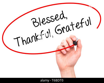 Mann Hand schreiben Gesegnet dankbar Dankbar mit schwarzem Marker auf visuelle Bildschirm Stockfoto