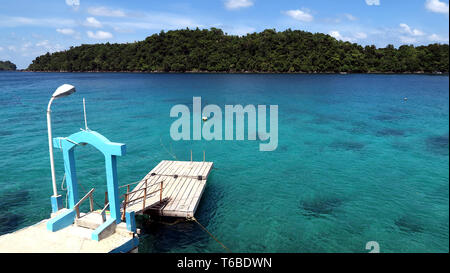 Kleine Pier/Holz- Dock an einer Lagune in tropischen Insel Sabang Indonesien Stockfoto
