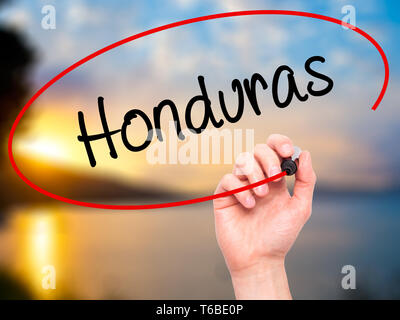 Mann Hand schreiben Honduras mit schwarzem Marker auf visuelle Bildschirm Stockfoto